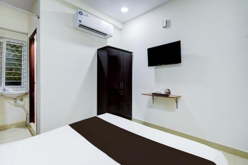 TV/Unterhaltungsangebot in der Unterkunft Super Townhouse Nallagandla Lingampally