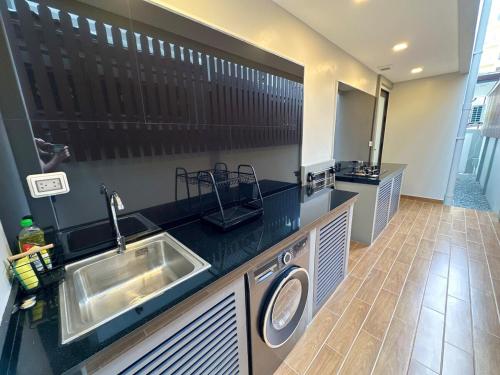 Kuchyň nebo kuchyňský kout v ubytování Super Luxury 3 Bedroom Private Pool Villa with Jacuzzi, Near 711, 10 minutes to Walking Street and Pattaya Beach - MT8