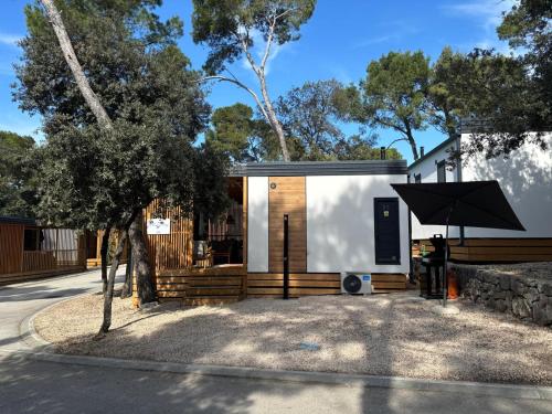 Το κτήριο όπου στεγάζεται  το κάμπινγκ