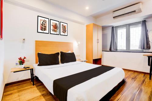 Postel nebo postele na pokoji v ubytování Super Townhouse Khar The Unicontinental