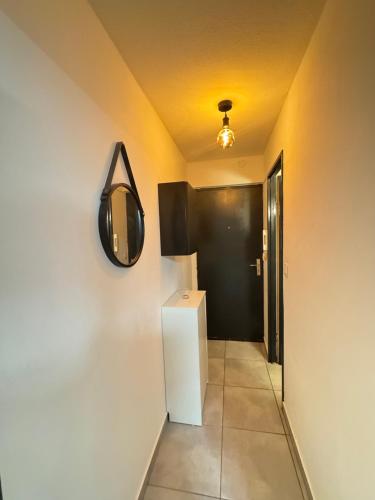 - un couloir avec un réfrigérateur blanc et un miroir dans l'établissement Studio dans résidence avec piscine et tennis, à Fréjus