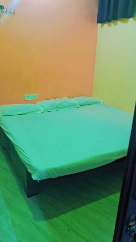 En eller flere senge i et værelse på Lakshman Guest House Varanasi