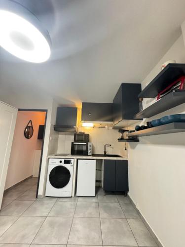 Il comprend une petite cuisine équipée d'une cuisinière et d'un lave-linge. dans l'établissement Studio dans résidence avec piscine et tennis, à Fréjus