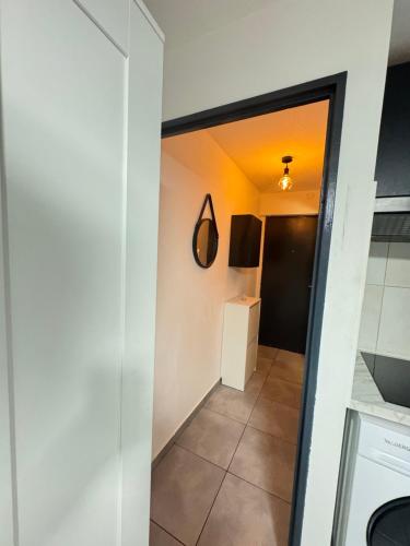 - un couloir avec une porte menant à une buanderie dans l'établissement Studio dans résidence avec piscine et tennis, à Fréjus