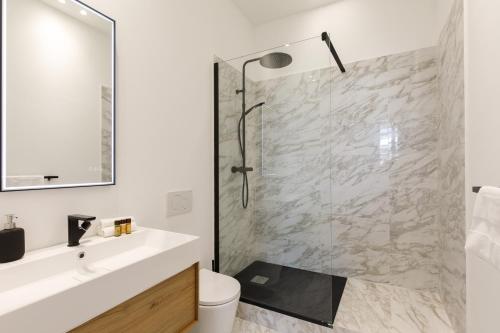 une salle de bain avec une douche, des toilettes et un lavabo dans l'établissement Villa Californie, à Cannes