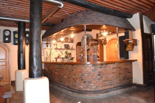 
The lounge or bar area at Motelis Aka

