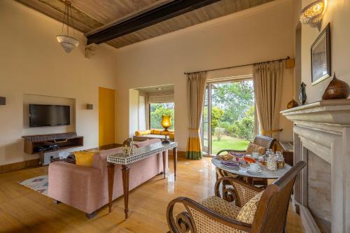 TV a/nebo společenská místnost v ubytování Tree of Life Resort & Spa Jaipur