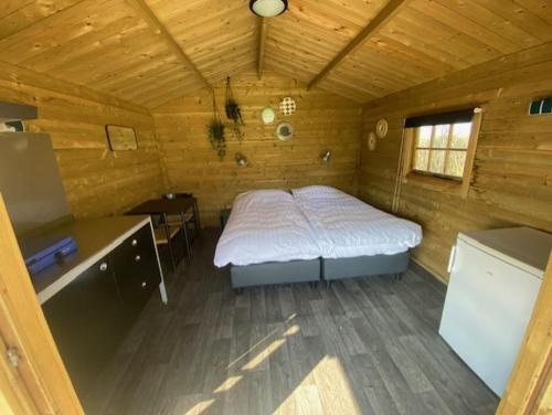 Katil atau katil-katil dalam bilik di Lodge op Recreatiepark de Uilenburg