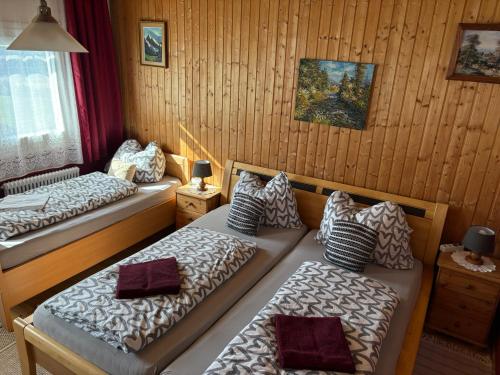 Postel nebo postele na pokoji v ubytování Gasthaus Luggwirt