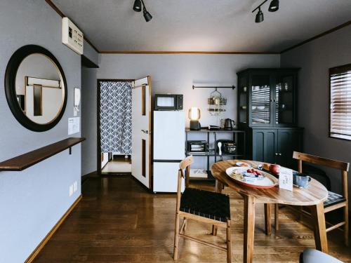 a dining room with a table and a kitchen at 大正車站4分陽当たり良い貸切一軒家 in Osaka