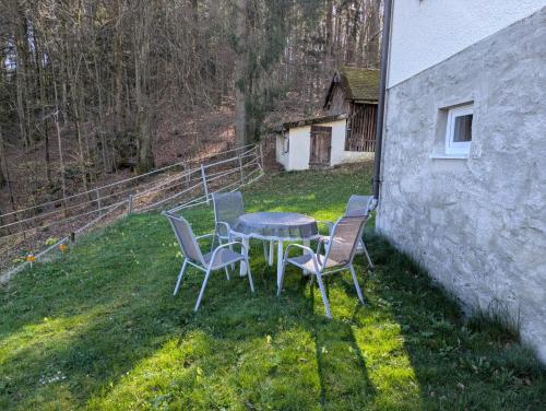 a table and chairs in the yard of a house at Haus Bärnstein in Grafenau