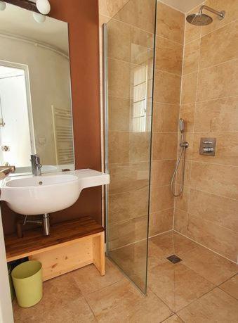 une salle de bain avec un lavabo et une douche en verre dans l'établissement situé au centreCheckProfile, à Paris