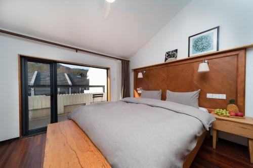 Un pat sau paturi într-o cameră la Moganshan Yucun Xiaozhu Garden B&B