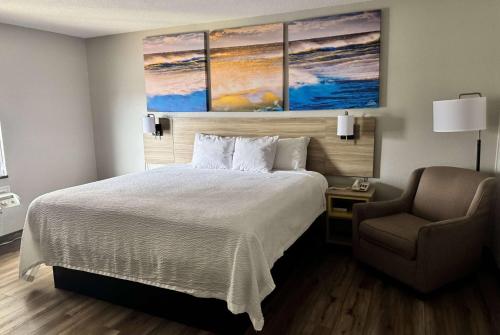 Una cama o camas en una habitación de Days Inn by Wyndham Mauldin/Greenville