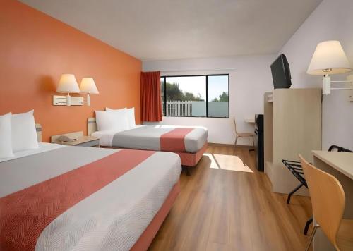 Postel nebo postele na pokoji v ubytování Azul Inn San Simeon