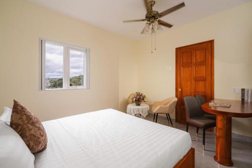 Ένα ή περισσότερα κρεβάτια σε δωμάτιο στο CandlePine Suites - Khách sạn căn hộ