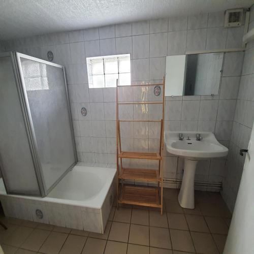 une salle de bain avec une douche, un lavabo et une baignoire dans l'établissement La fermette d'etinehem, à Étinehem