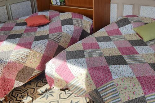 2 letti con trapunta sopra di La fermette d'etinehem a Étinehem