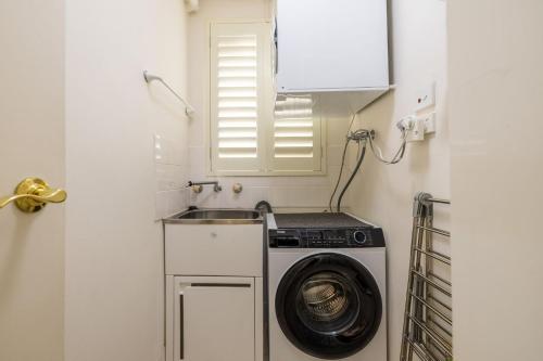 Kuchyň nebo kuchyňský kout v ubytování Portofino, 1,7 Laman Street - First floor unit with beautiful views, air con and Wi-Fi and close to town