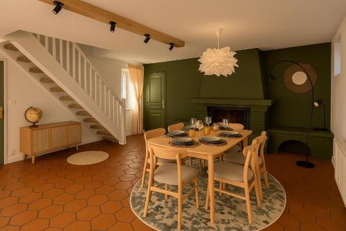 une salle à manger avec une table et des chaises dans l'établissement La maison du canal, à Champforgeuil