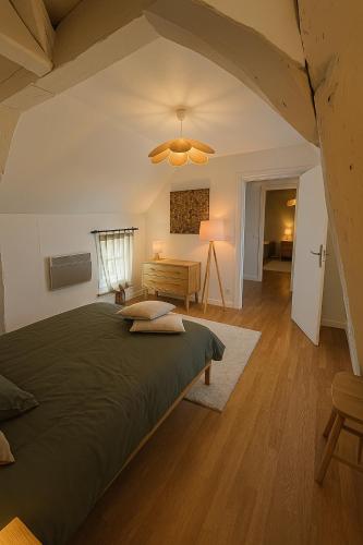 - une chambre avec un grand lit et un plafond dans l'établissement La maison du canal, à Champforgeuil