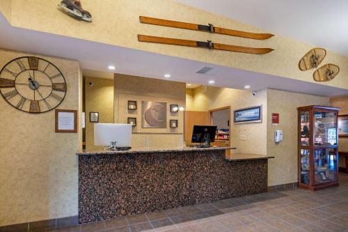 una hall con un grande orologio sul muro di Comfort Suites Anchorage International Airport ad Anchorage