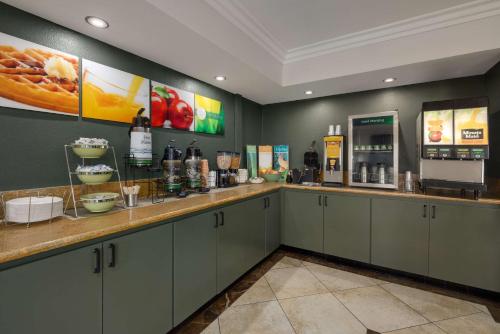 Quality Inn Lake Elsinore I-15 في لاك إلسينوري: بار في مطعم مع كونتر مع المشروبات