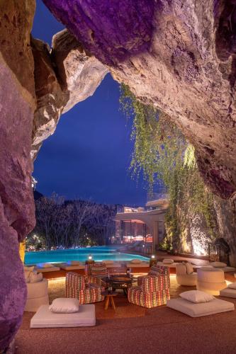 Bazén v ubytování Zhangjiajie Qishi Li Cave Homestay nebo v jeho okolí