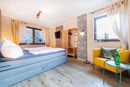 Кровать или кровати в номере Landgasthaus Zum Kreuzberg