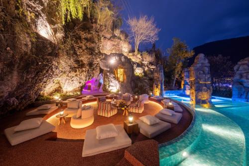 Bazén v ubytování Zhangjiajie Qishi Li Cave Homestay nebo v jeho okolí