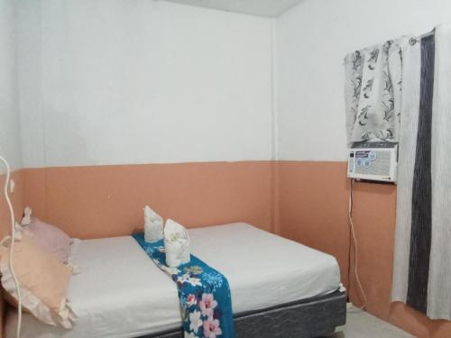 エルニドにあるDishan Homestay El Nidoの小さな部屋(ベッド2台付)