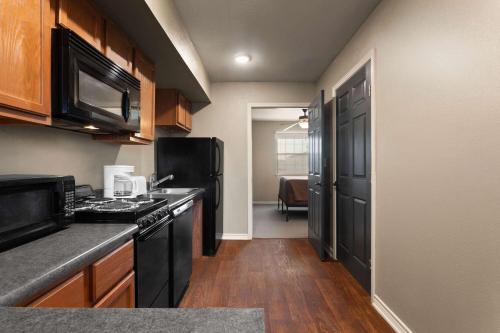 Η κουζίνα ή μικρή κουζίνα στο Eagle's Den Suites Cotulla a Travelodge by Wyndham