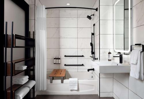 Un baño de Sanctity Hotel Rancho Cucamonga, Tapestry Collection Hilton