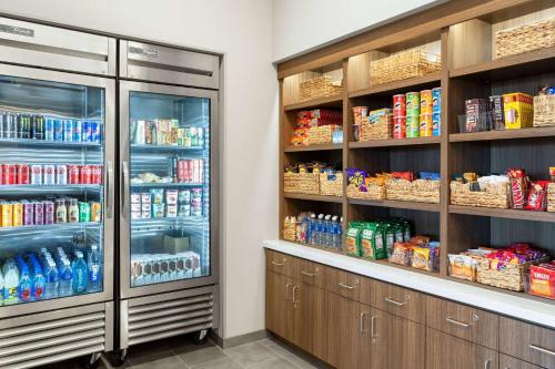 a room with a refrigerator and shelves with drinks at La Quinta Inn and Suites by Wyndham Lincoln in Lincoln