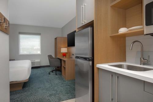 Kuchyň nebo kuchyňský kout v ubytování Quality Inn & Suites Prescott