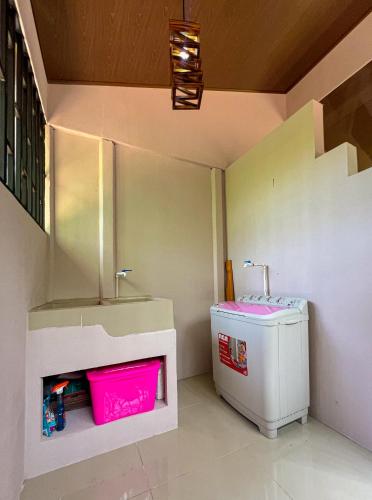 a bathroom with a sink and a washing machine at NANAS House in Tigre