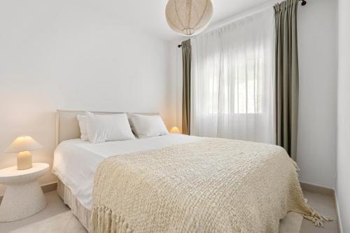 4BR Penthouse w Pool & Parking 500m from the Beach