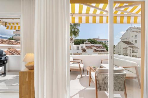 4BR Penthouse w Pool & Parking 500m from the Beach