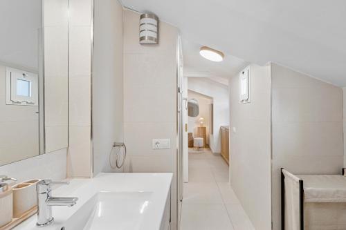 4BR Penthouse w Pool & Parking 500m from the Beach