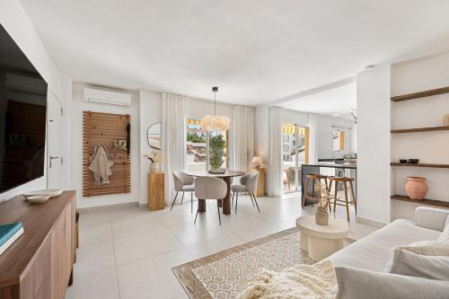 4BR Penthouse w Pool & Parking 500m from the Beach