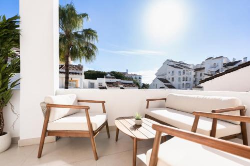 4BR Penthouse w Pool & Parking 500m from the Beach