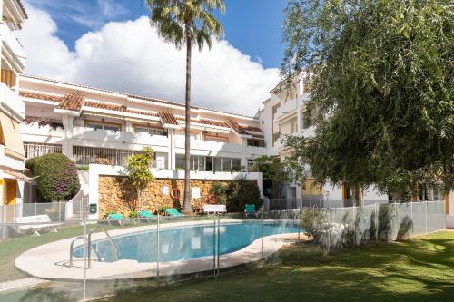 4BR Penthouse w Pool & Parking 500m from the Beach