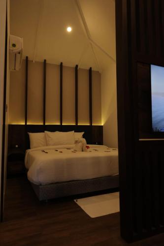 Postel nebo postele na pokoji v ubytování Phoenix Island Resort Poovar