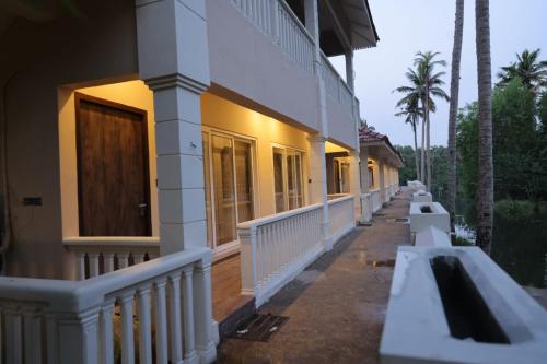 Balkón nebo terasa v ubytování Phoenix Island Resort Poovar