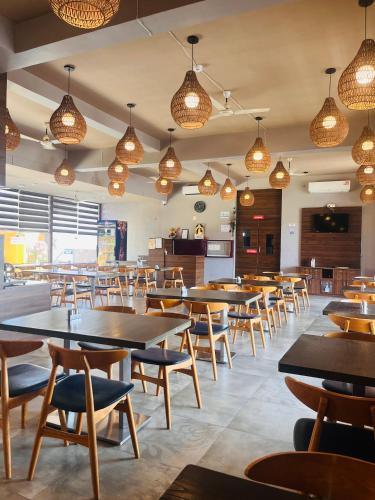 Un restaurante u otro lugar para comer en Lion Park Hotel & Resorts