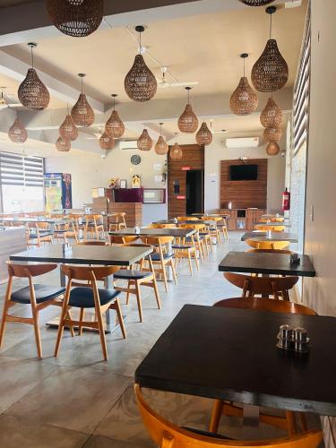 Un restaurante u otro lugar para comer en Lion Park Hotel & Resorts