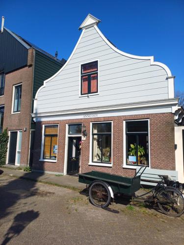 a building with a bike parked in front of it at Klavergeluk in Amsterdam