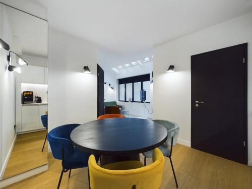une salle à manger avec une table et des chaises dans l'établissement Loft neuf derrière la Cathédrale, à Strasbourg