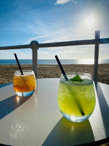 - deux cocktails assis sur une table à la plage dans l'établissement Chez Juliette countryside and sea near Pornic, à Chauvé