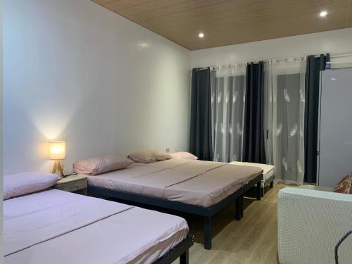 Postel nebo postele na pokoji v ubytování Budget Stay Inn & Tours